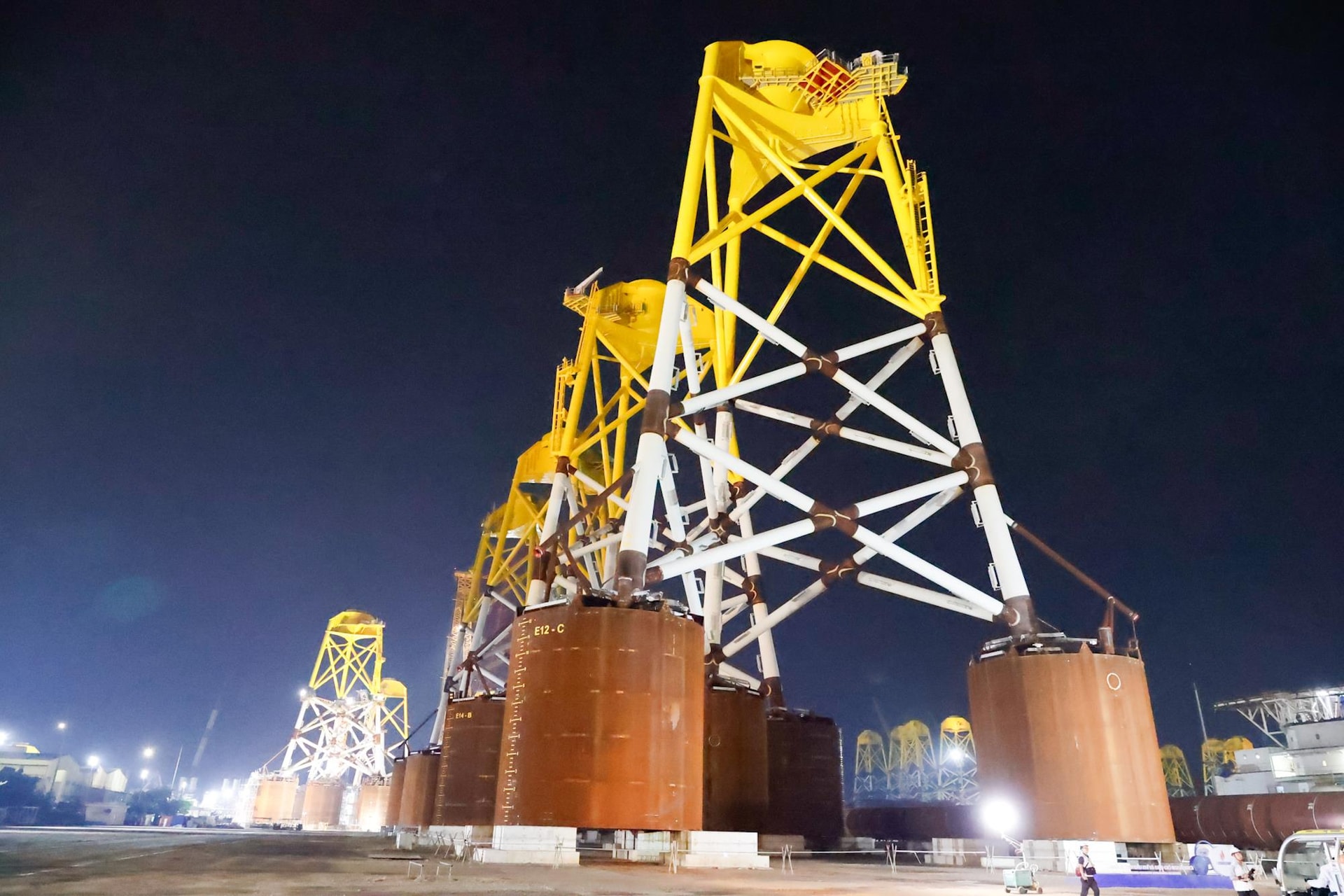 Bộ Công Thương muốn nâng tỷ lệ bao tiêu đầu ra điện gió ngoài khơi từ 80% lên 90%, VinEnergo muốn 100% - Ảnh 1