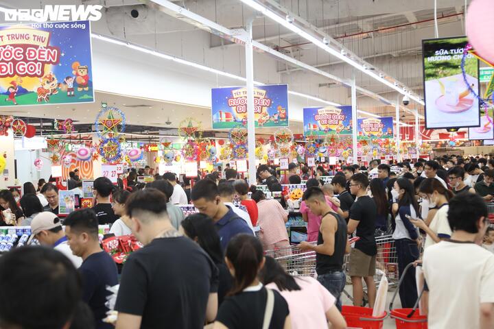 Người Hà Nội tấp nập mua thực phẩm trước khi bão Matmo đổ bộ - Ảnh 1