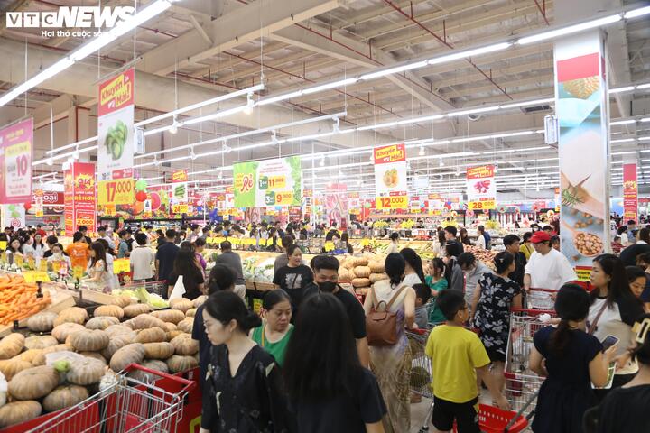 Người Hà Nội tấp nập mua thực phẩm trước khi bão Matmo đổ bộ - Ảnh 2