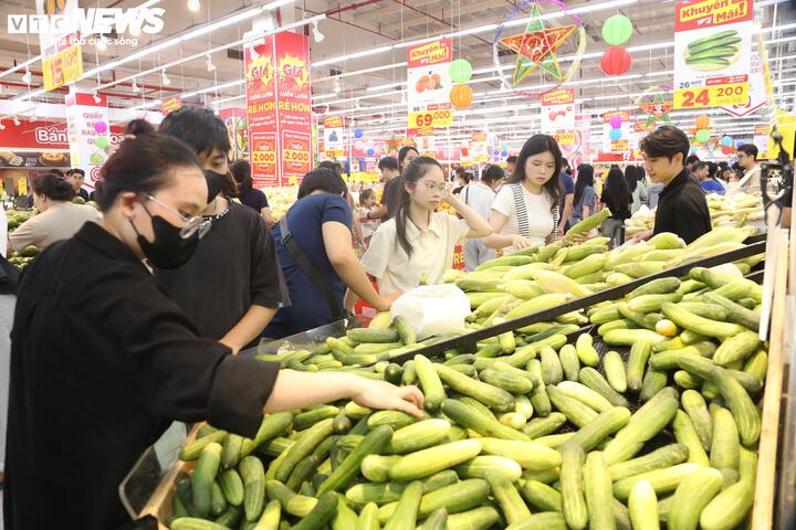 Người Hà Nội tấp nập mua thực phẩm trước khi bão Matmo đổ bộ - Ảnh 3