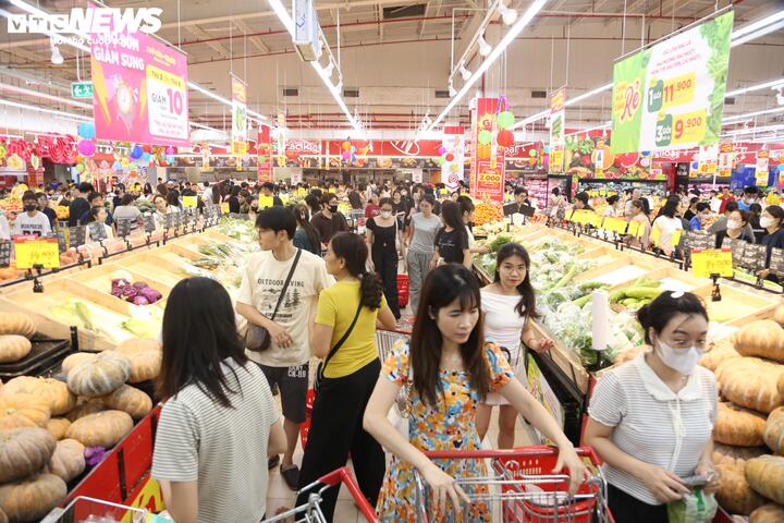 Người Hà Nội tấp nập mua thực phẩm trước khi bão Matmo đổ bộ - Ảnh 4