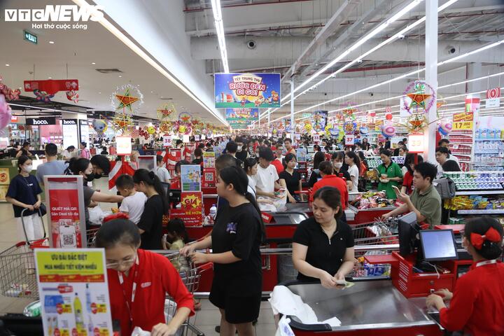 Người Hà Nội tấp nập mua thực phẩm trước khi bão Matmo đổ bộ - Ảnh 6