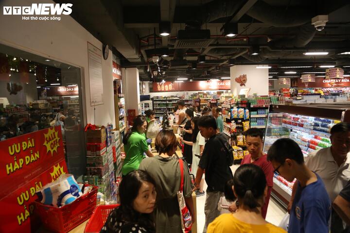 Người Hà Nội tấp nập mua thực phẩm trước khi bão Matmo đổ bộ - Ảnh 11