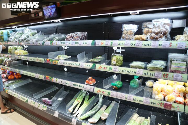 Người Hà Nội tấp nập mua thực phẩm trước khi bão Matmo đổ bộ - Ảnh 9