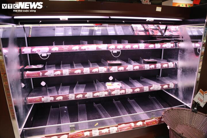 Người Hà Nội tấp nập mua thực phẩm trước khi bão Matmo đổ bộ - Ảnh 10