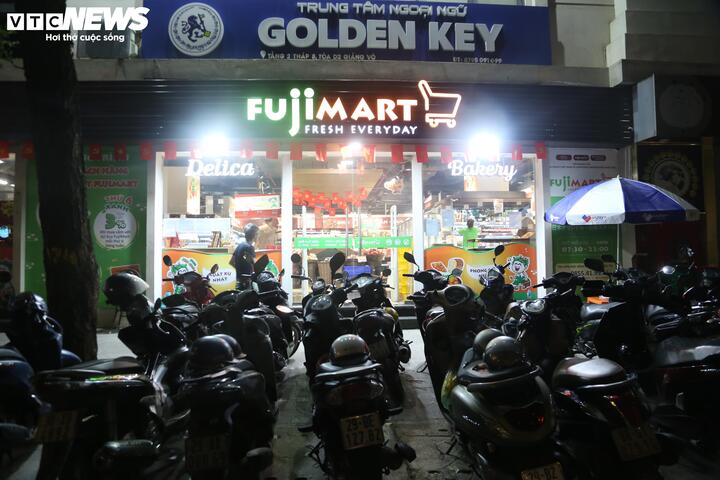 Người Hà Nội tấp nập mua thực phẩm trước khi bão Matmo đổ bộ - Ảnh 7