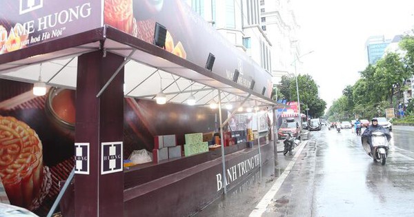 Bánh trung thu ngày Rằm vắng khách, người bán than 'chưa năm nào ế như vậy'