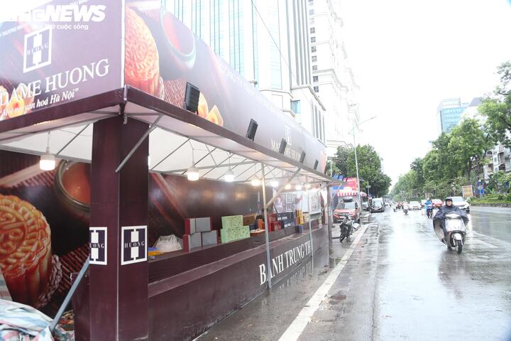 Bánh trung thu ngày Rằm vắng khách, người bán than 'chưa năm nào ế như vậy' - Ảnh 1