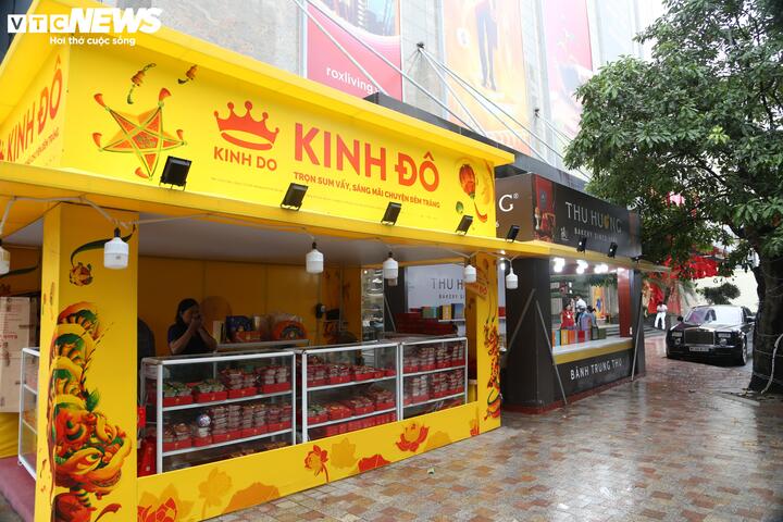 Bánh trung thu ngày Rằm vắng khách, người bán than 'chưa năm nào ế như vậy' - Ảnh 2