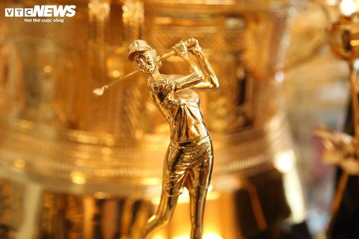 Quà 20/10 độc lạ: Tùng bonsai mạ vàng đắt đỏ, hoa Pickleball lần đầu xuất hiện - Ảnh 2