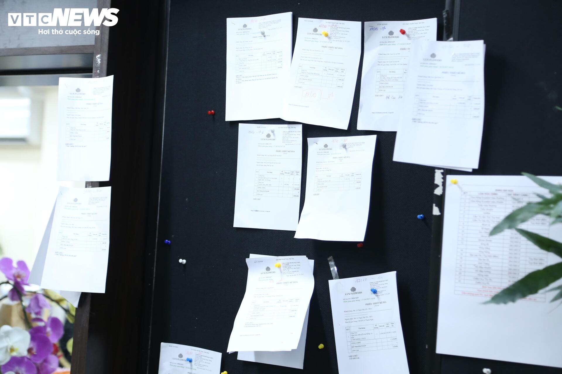 Hoa 'nhà giàu' mỗi bông giá 1 triệu đồng vẫn đắt khách dịp 20/10 - Ảnh 13