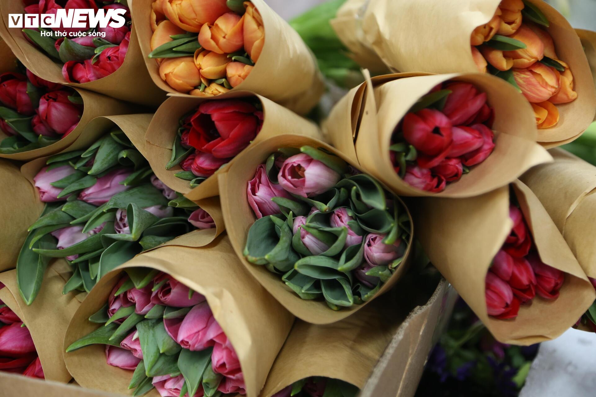 Hoa 'nhà giàu' mỗi bông giá 1 triệu đồng vẫn đắt khách dịp 20/10 - Ảnh 12