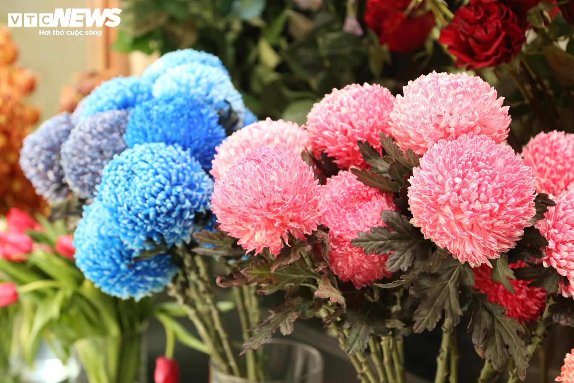 Hoa 'nhà giàu' mỗi bông giá 1 triệu đồng vẫn đắt khách dịp 20/10 - Ảnh 9