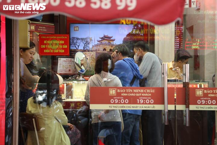 Vàng vượt 152 triệu/lượng: Bị hạn chế 2 ngày mới được mua, khách quay ra ôm bạc - Ảnh 3