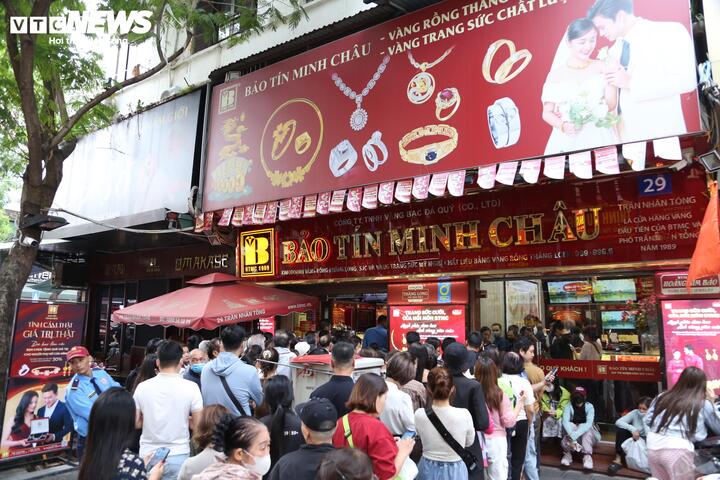 Khách vội bán vàng khi giá giảm kỷ lục, 'cò' lập tức thu mua sạch - Ảnh 3