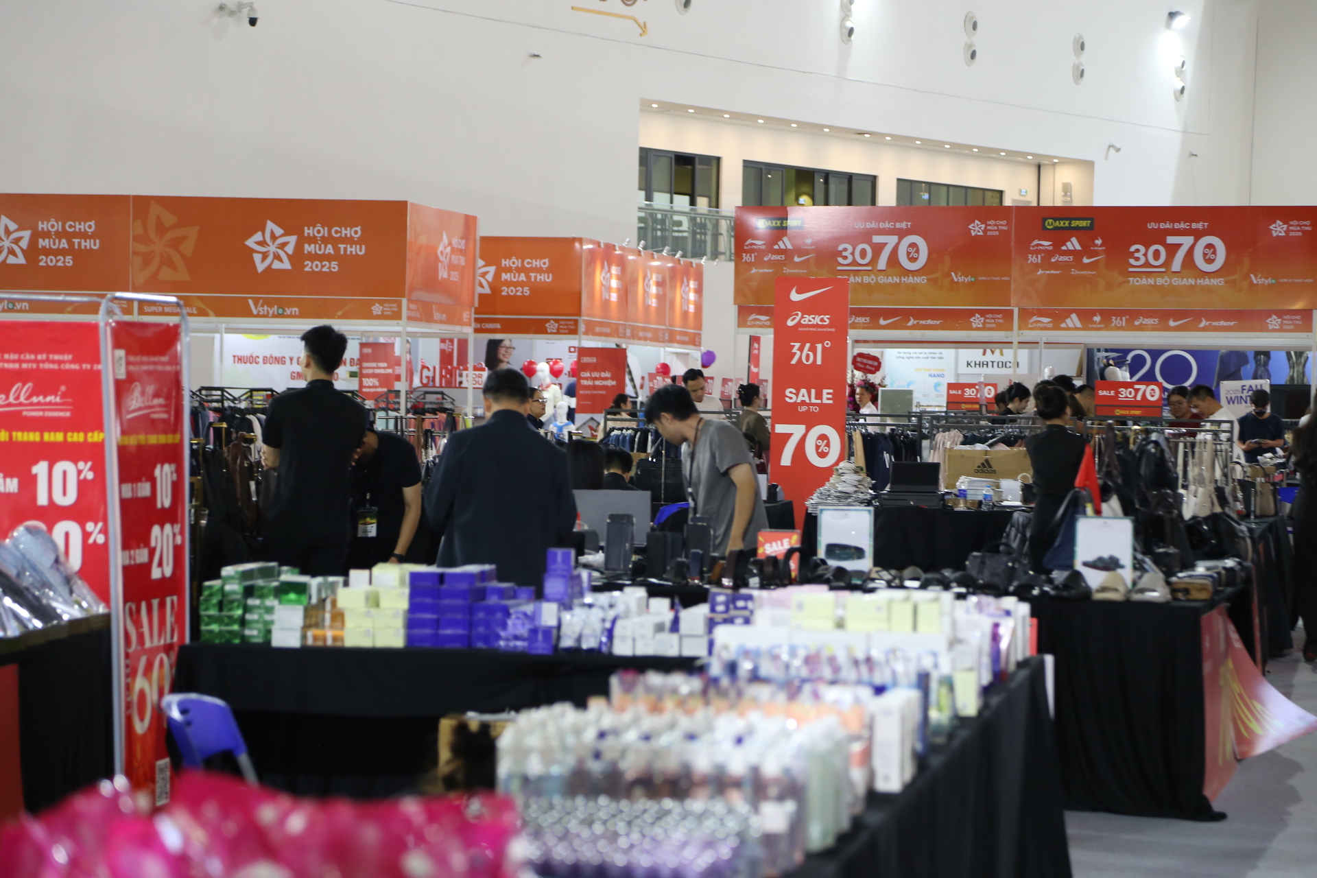 'Thiên đường' mua sắm tại Hội chợ mùa Thu 2025: La liệt hàng giảm giá 'sốc' - Ảnh 9
