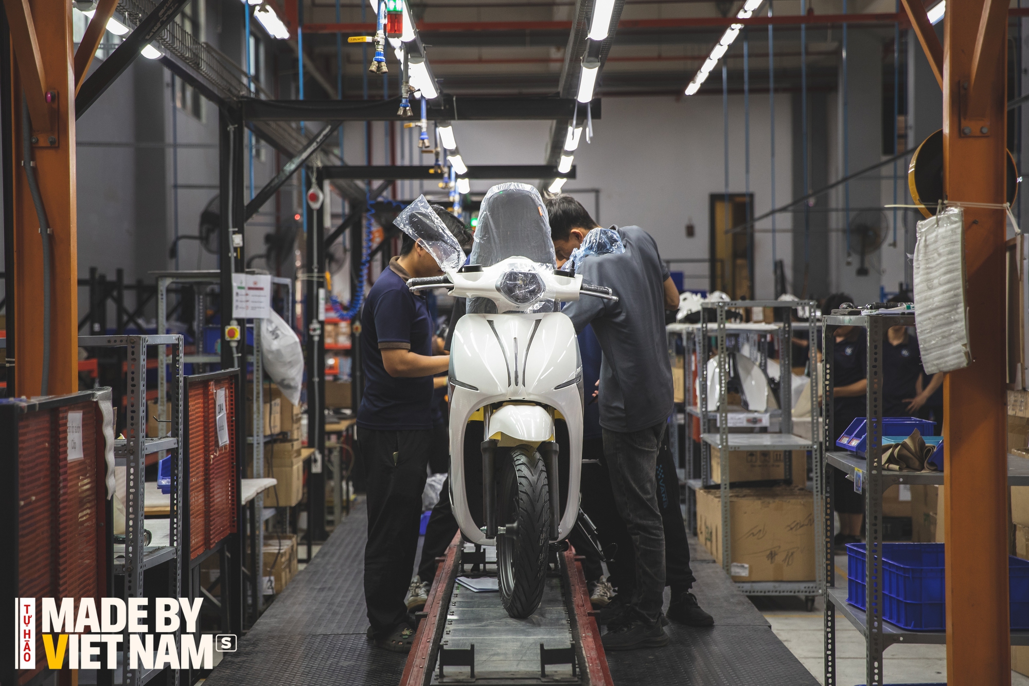 Tứ bề là nước, tài xế vẫn vô tư chở khách "qua sông": Là xe điện đi xa nhất Việt Nam, sản xuất ở TP.HCM - Ảnh 6