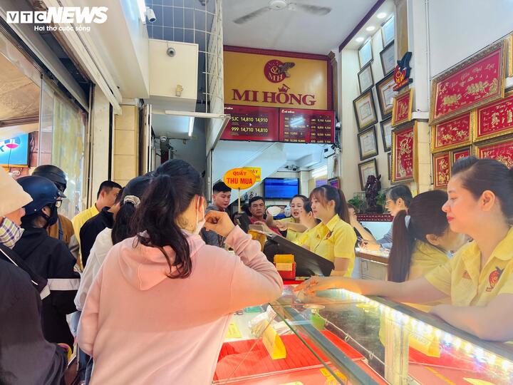 Săn vàng ‘chợ đen’ giữa cơn sốt giá, chuyên gia cảnh báo rủi ro tiềm ẩn - Ảnh 4