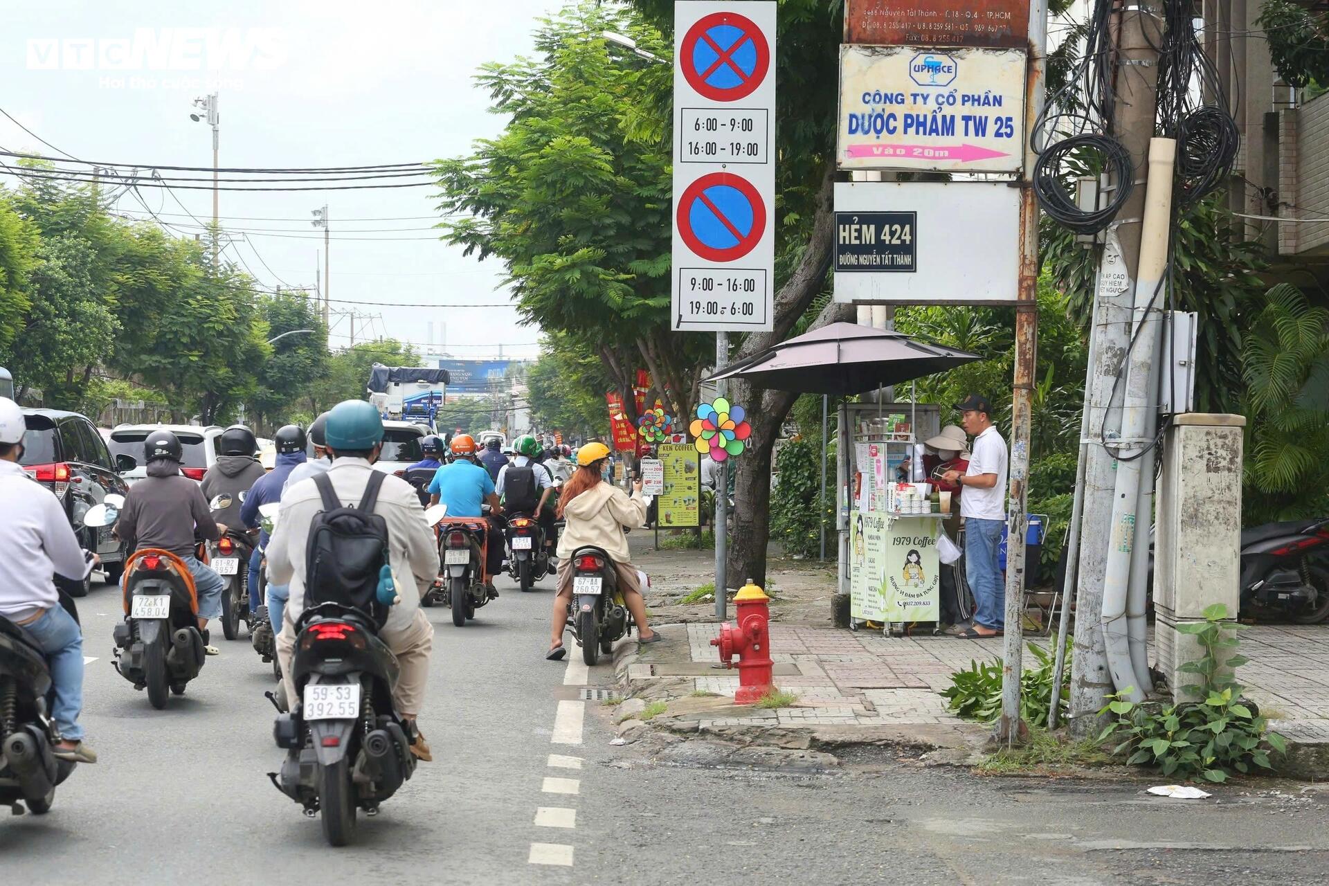 Người dân mong ngóng ngày mở rộng 'tuyến đường ùn tắc nhất TP.HCM' - Ảnh 3