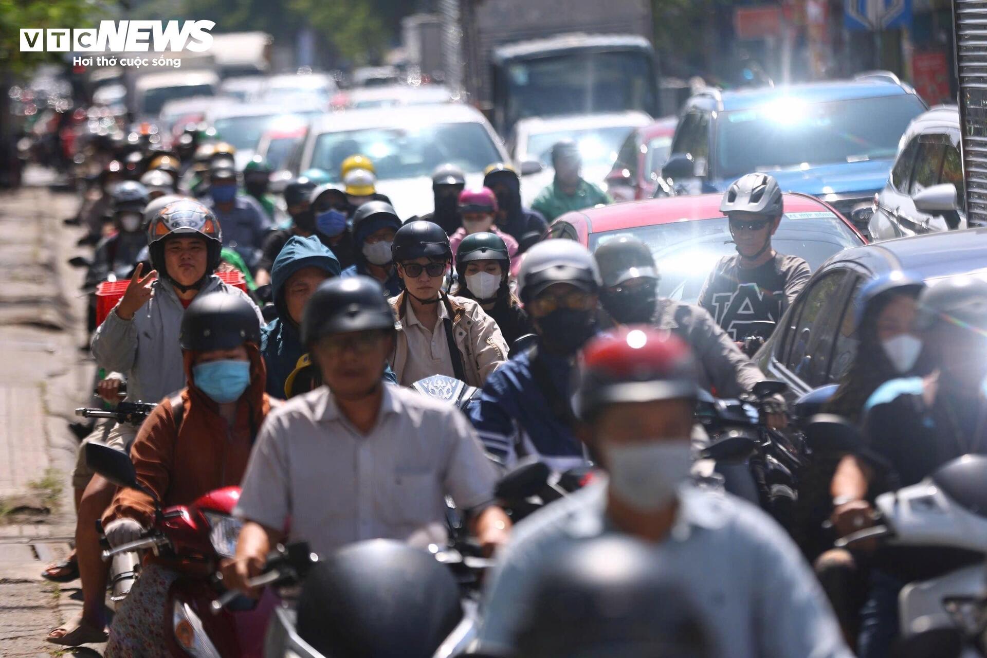 Người dân mong ngóng ngày mở rộng 'tuyến đường ùn tắc nhất TP.HCM' - Ảnh 5