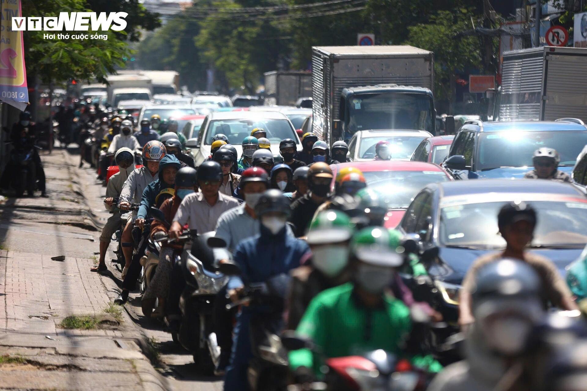 Người dân mong ngóng ngày mở rộng 'tuyến đường ùn tắc nhất TP.HCM' - Ảnh 2