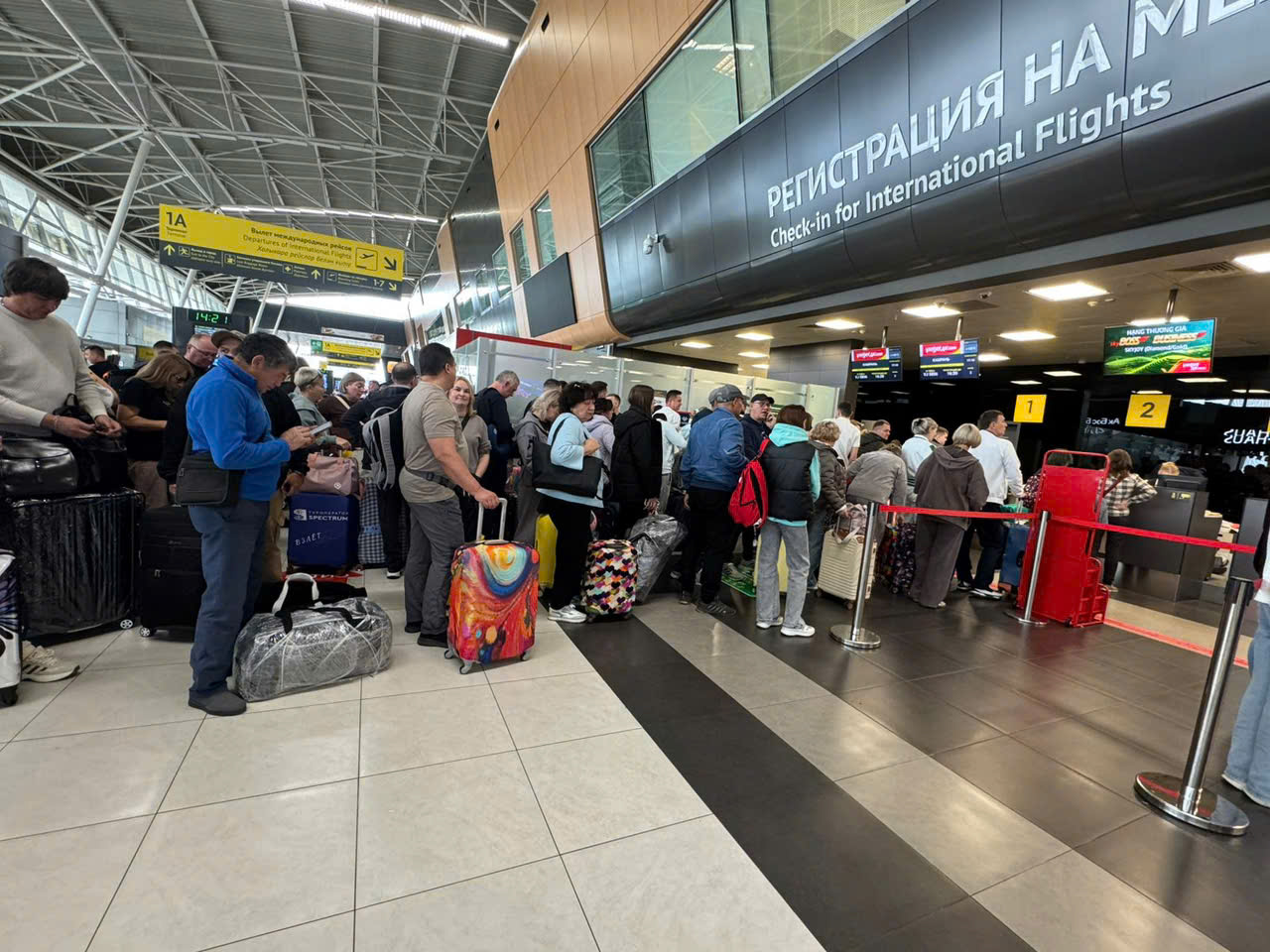 Tình trạng ùn tắc xảy ra khi làm thủ tục xuất, nhập cảnh tại sân bay Cam Ranh - Ảnh 1