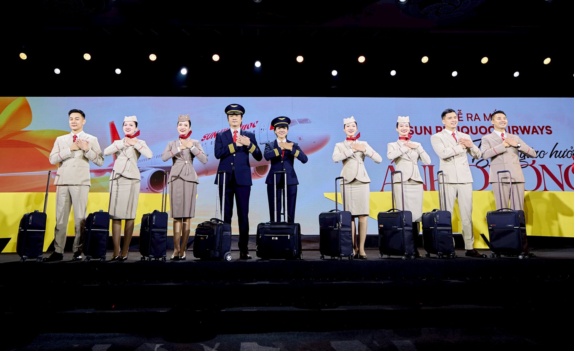 Sun Group chính thức ra mắt hãng hàng không Sun PhuQuoc Airways, đồng phục tiếp viên lấy cảm hứng từ áo ngũ thân và phong thái Nam Phương Hoàng hậu - Ảnh 2