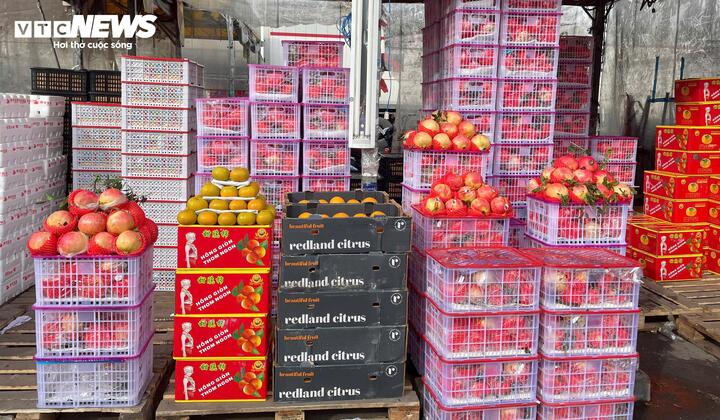 Trái cây nhập ngoại giá rẻ bày bán tràn lan - Ảnh 4