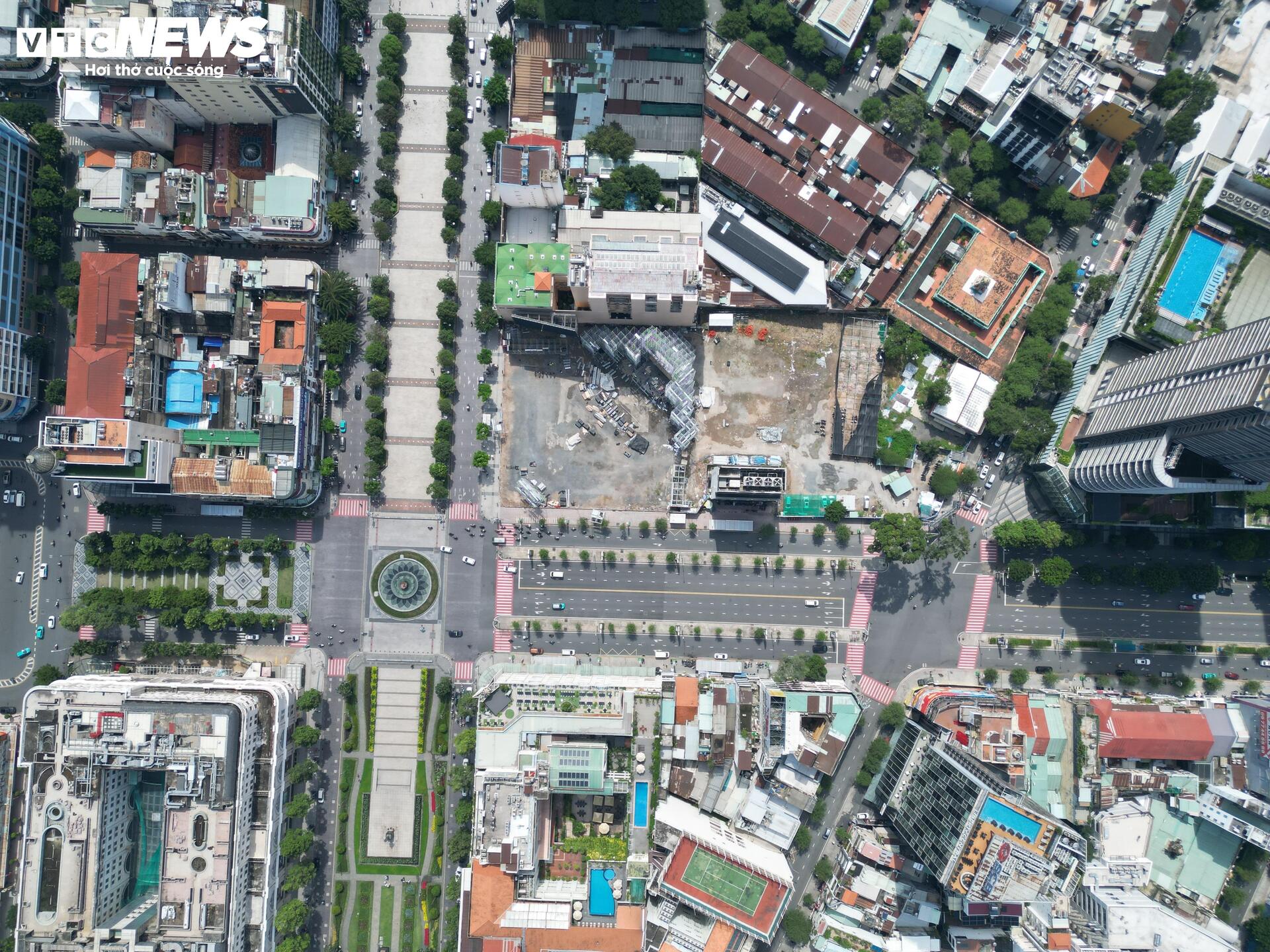 Cận cảnh khu đất 'vàng' bỏ hoang gần 10 năm giữa trung tâm TP.HCM - Ảnh 1