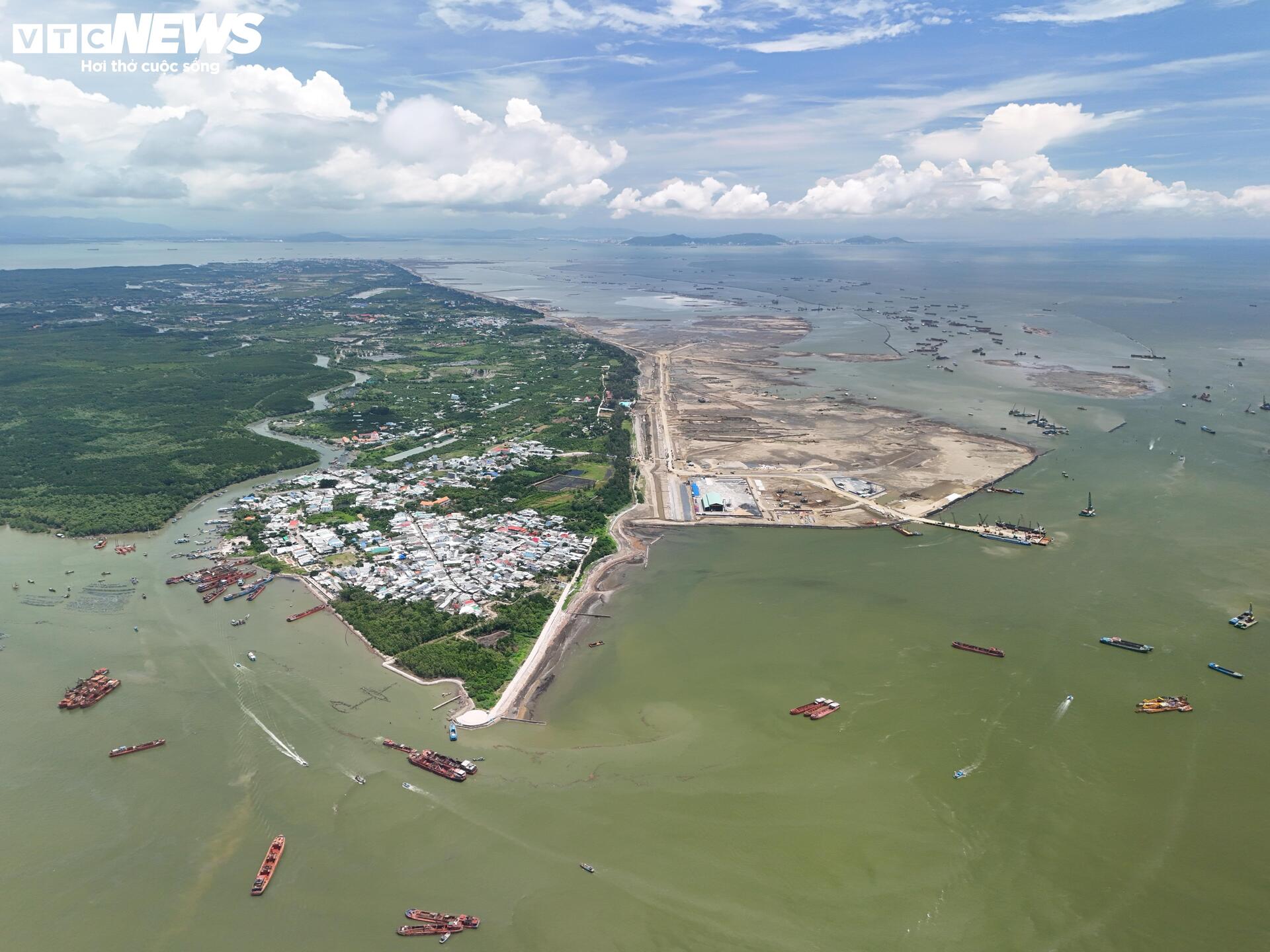 Toàn cảnh siêu dự án lấn biển Cần Giờ sau gần nửa năm khởi công - Ảnh 1