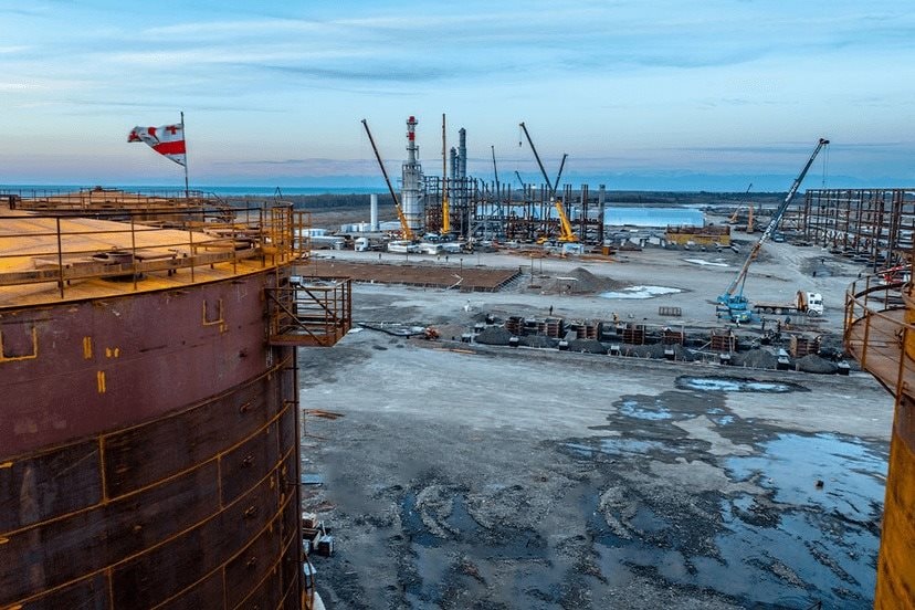 Giữa bão trừng phạt của Mỹ và phương Tây, Nga tìm thấy ‘cửa’ mới để xuất khẩu dầu: Là nước không có quan hệ ngoại giao với Moscow - Ảnh 1