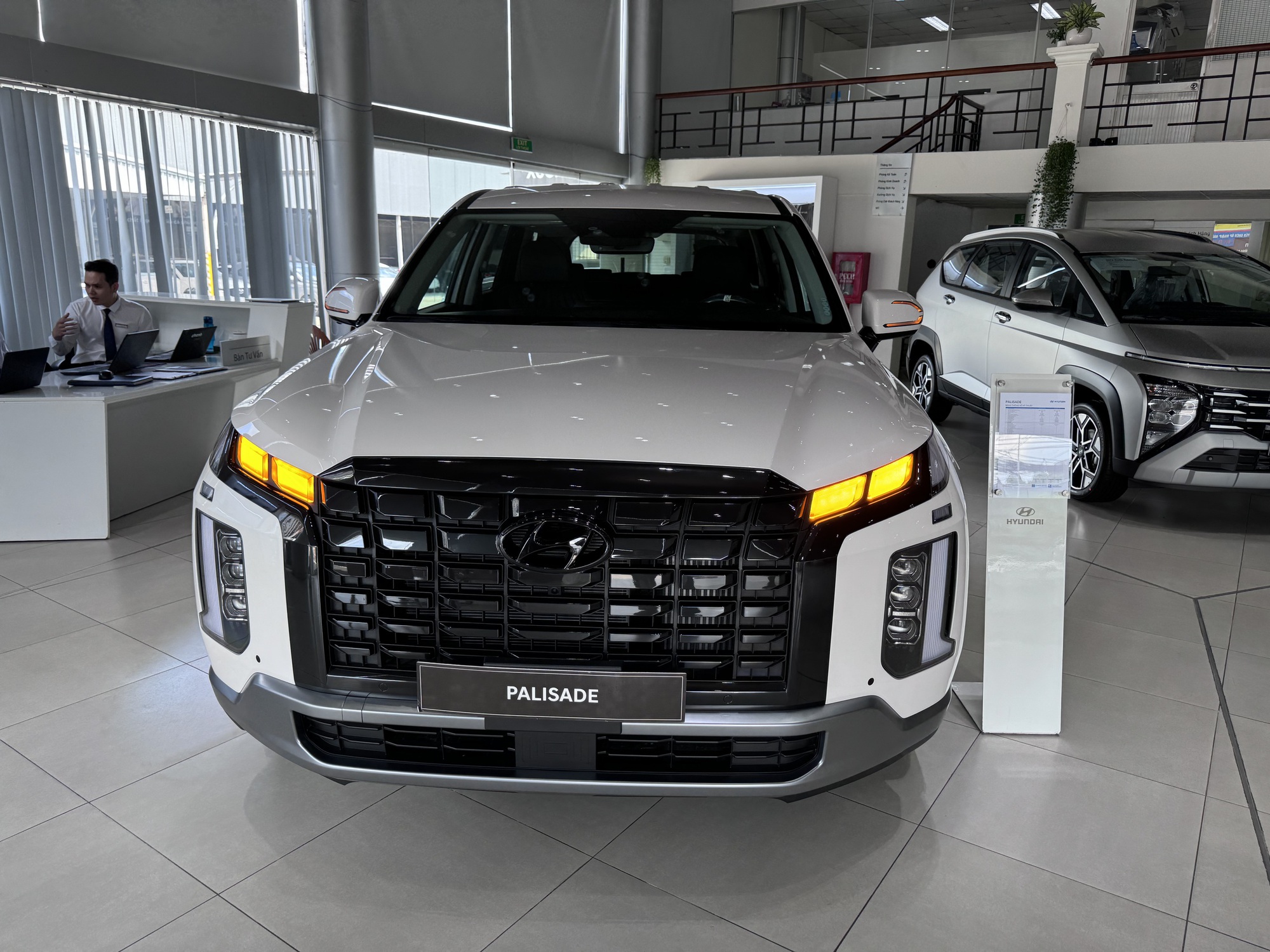 Tin tức giá xe ngày 13-10: Ô tô tồn kho cả trăm ngàn chiếc, có mẫu giảm giá tới 700 triệu đồng - Ảnh 2