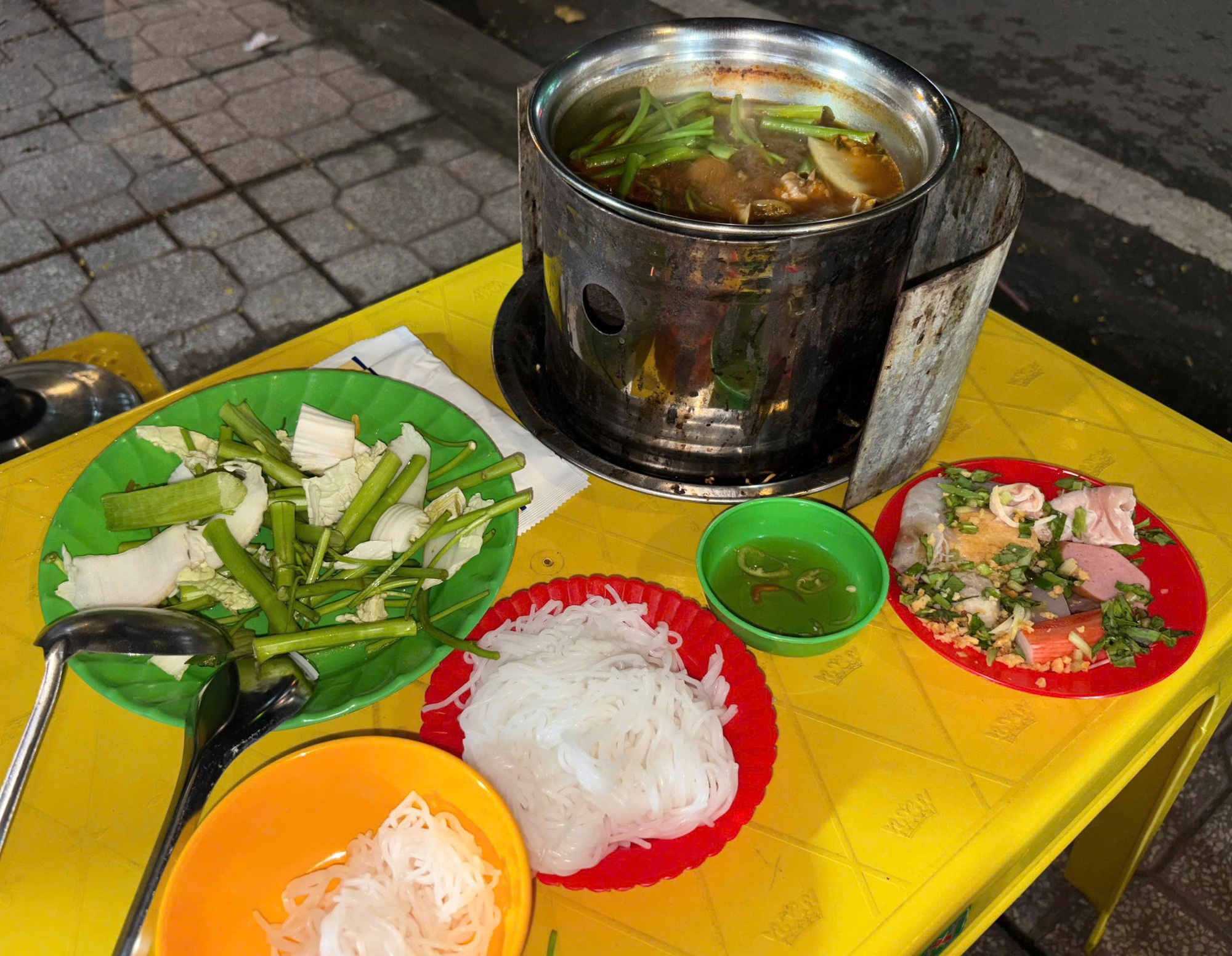 Lẩu 39.000 - 69.000 đồng "làm mưa làm gió" ở TP HCM - Ảnh 4