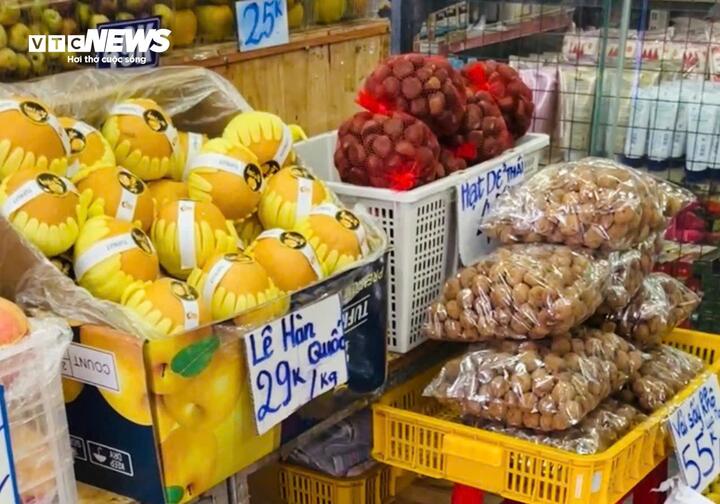 Trái cây nhập ngoại giá rẻ bày bán tràn lan - Ảnh 2