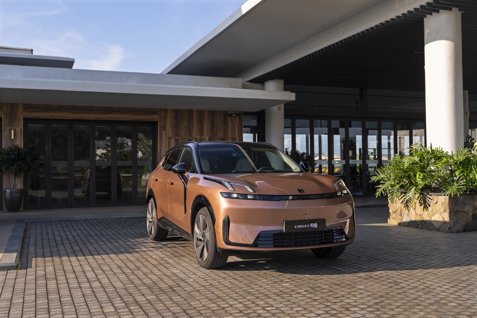 Lynk & Co ra mắt SUV cỡ D mới tại Việt Nam: giá ngang Ford Everest, chạy full nhiên liệu 1.400 km - Ảnh 1