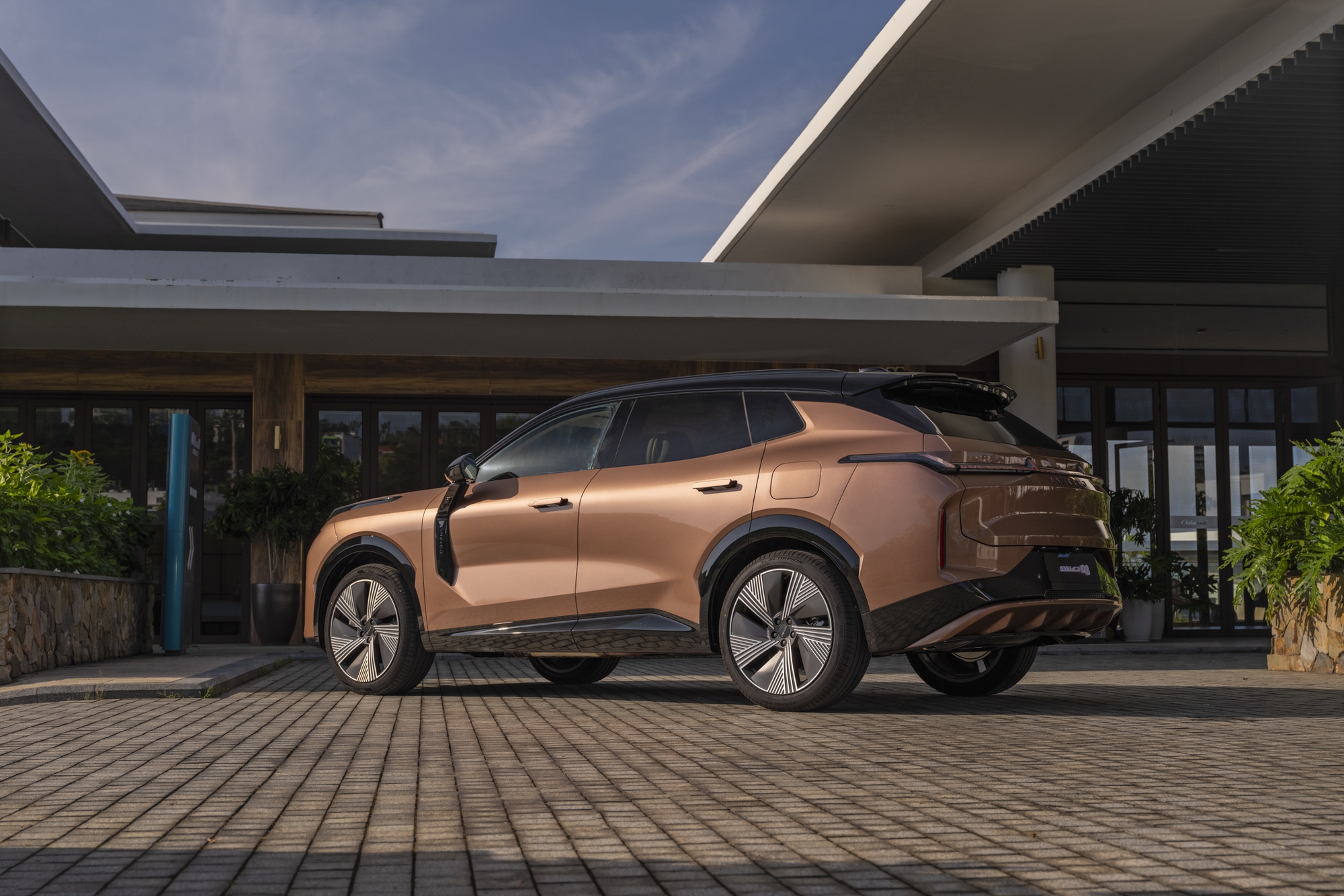 Lynk & Co ra mắt SUV cỡ D mới tại Việt Nam: giá ngang Ford Everest, chạy full nhiên liệu 1.400 km - Ảnh 2