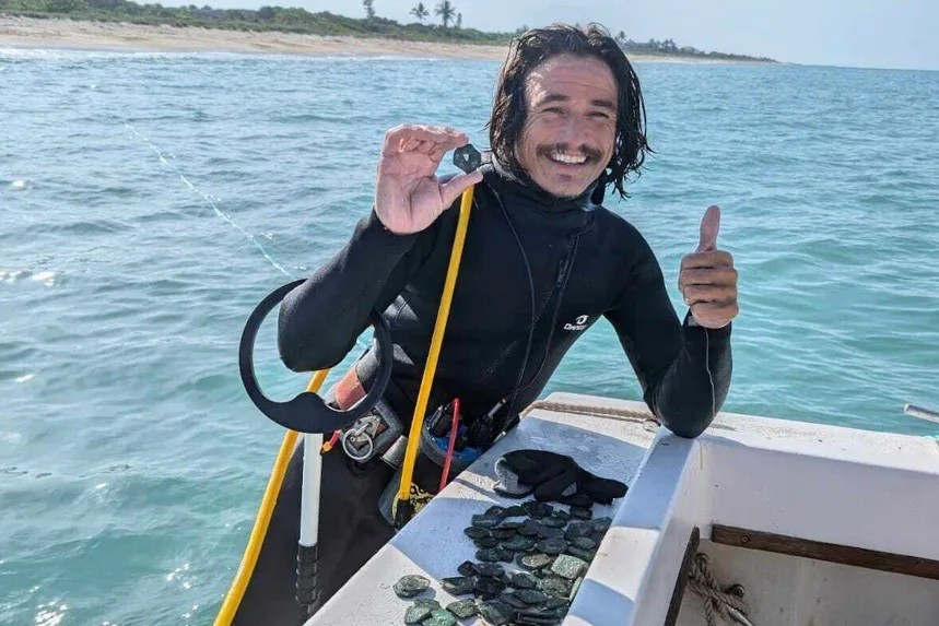 Máy xúc tìm thấy kho tiền trị giá 1 triệu USD - Ảnh 2