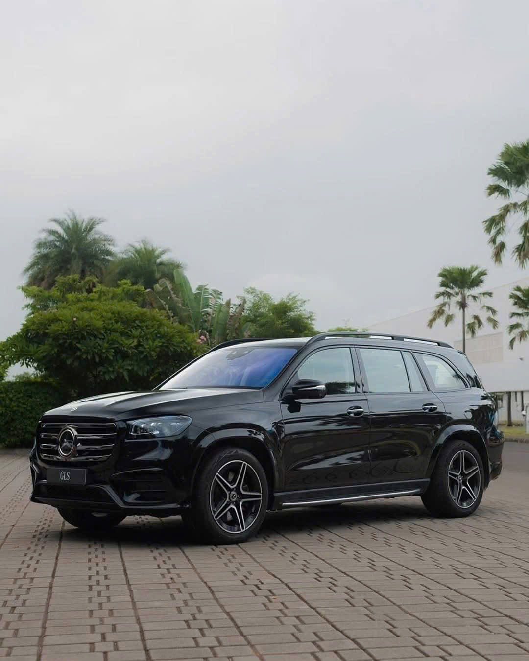 Mercedes-Benz GLS có bản làm riêng cho Việt Nam: Giá 5,999 tỷ đồng, thêm nhiều trang bị tiện nghi xịn sò phục vụ ‘chủ tịch’ - Ảnh 1