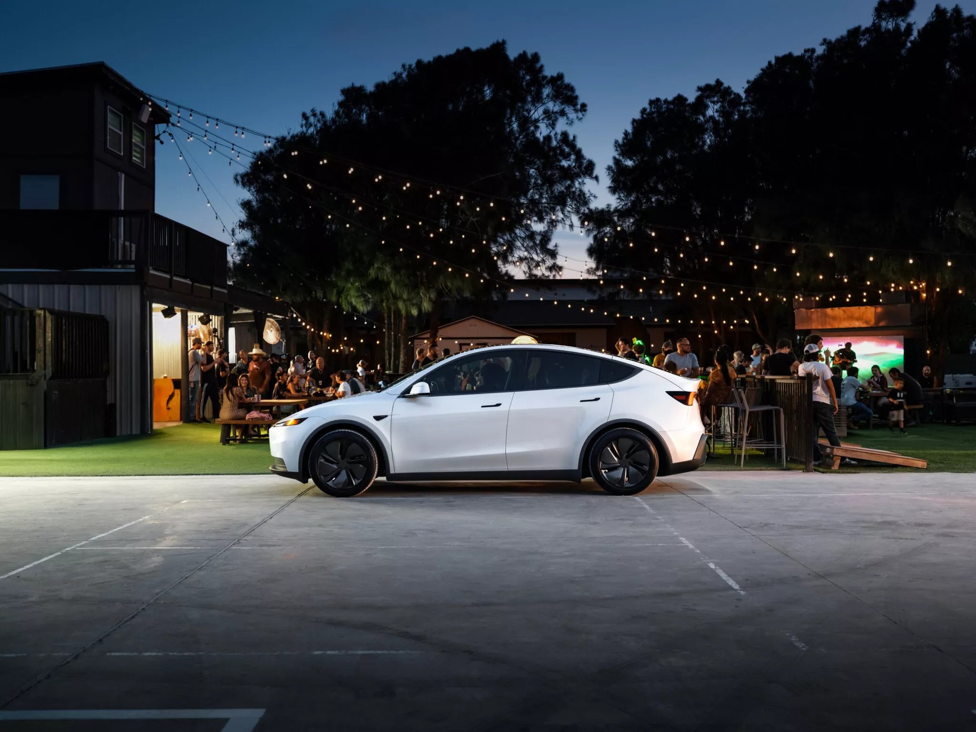 Tesla ra mắt phiên bản giá rẻ cho xe điện Model 3 và Model Y: Giá thấp nhất tương đương 975 triệu, quyết đấu xe Trung Quốc - Ảnh 2