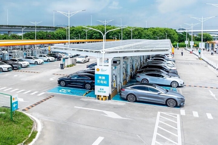 Trung Quốc tăng gấp đôi công suất sạc xe điện vào năm 2027 - Ảnh 1