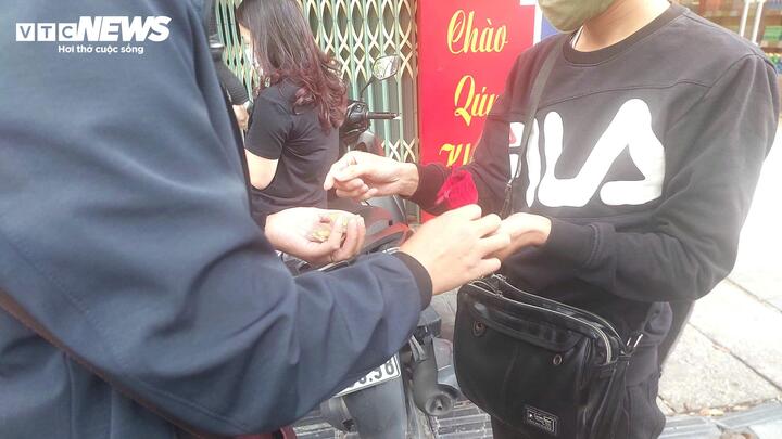 Khách vội bán vàng khi giá giảm kỷ lục, 'cò' lập tức thu mua sạch - Ảnh 1