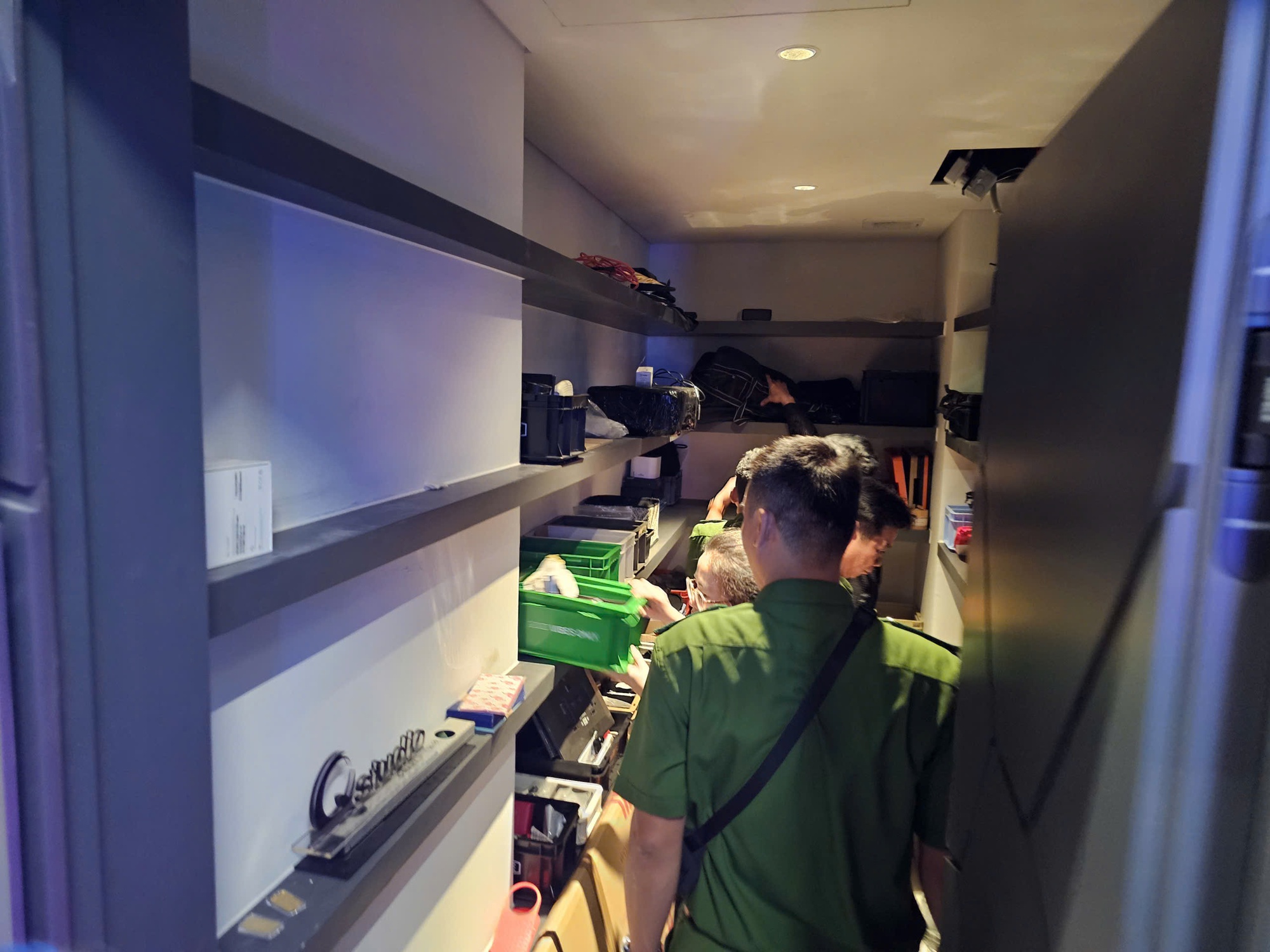 Clip toàn cảnh Công an TP HCM mở két sắt Ngân 98 thu 80 sổ đỏ - Ảnh 2