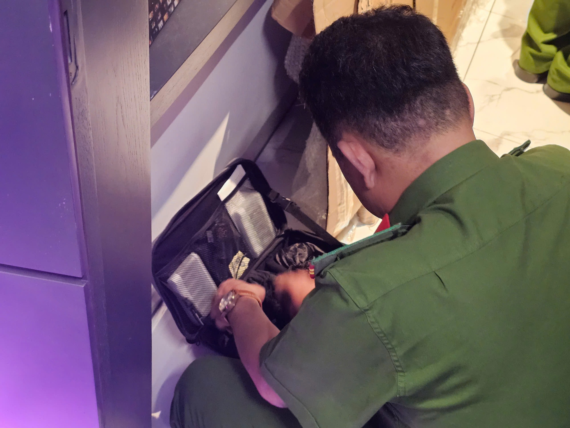 Clip toàn cảnh Công an TP HCM mở két sắt Ngân 98 thu 80 sổ đỏ - Ảnh 1