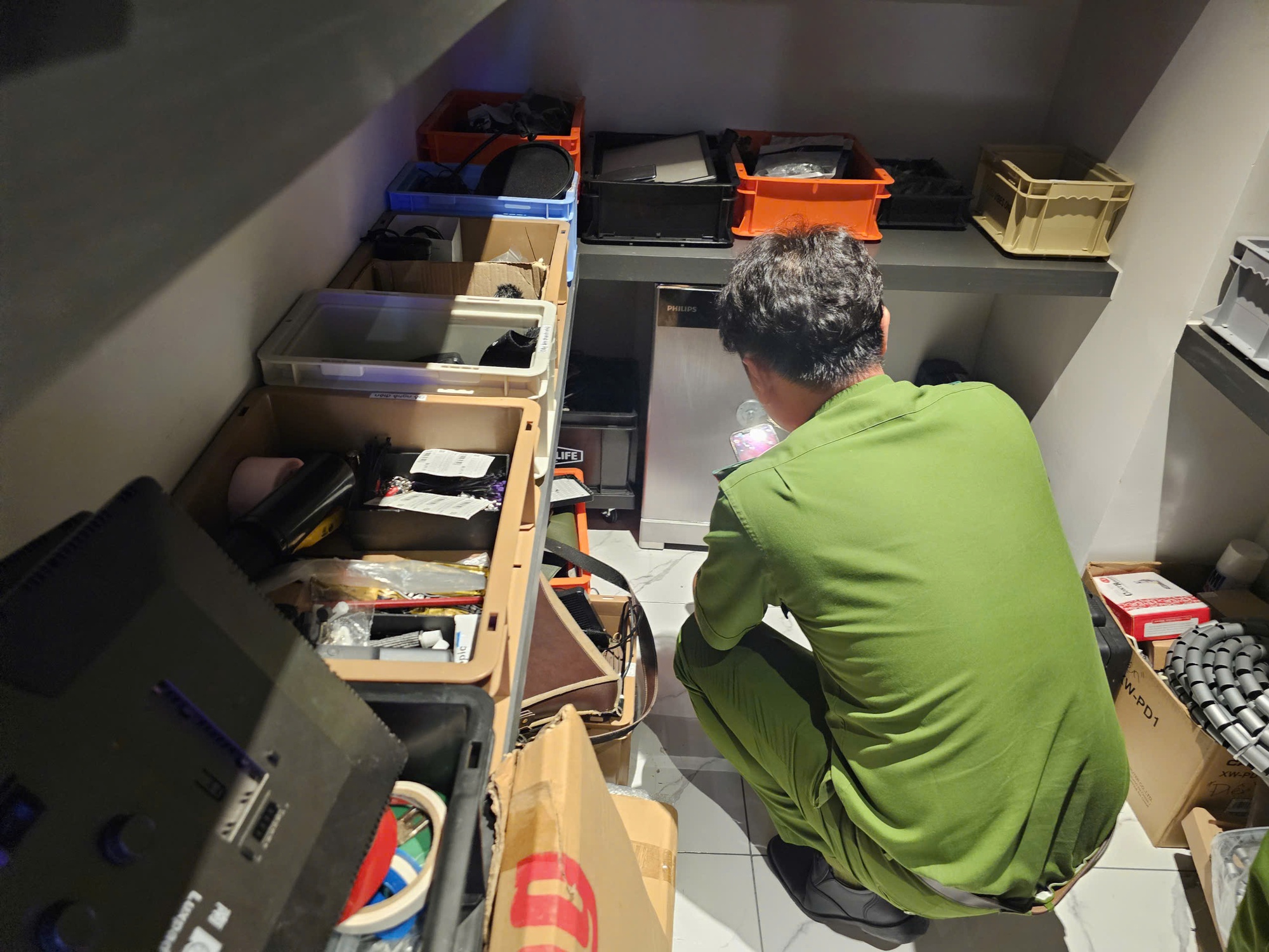 Clip toàn cảnh Công an TP HCM mở két sắt Ngân 98 thu 80 sổ đỏ - Ảnh 4