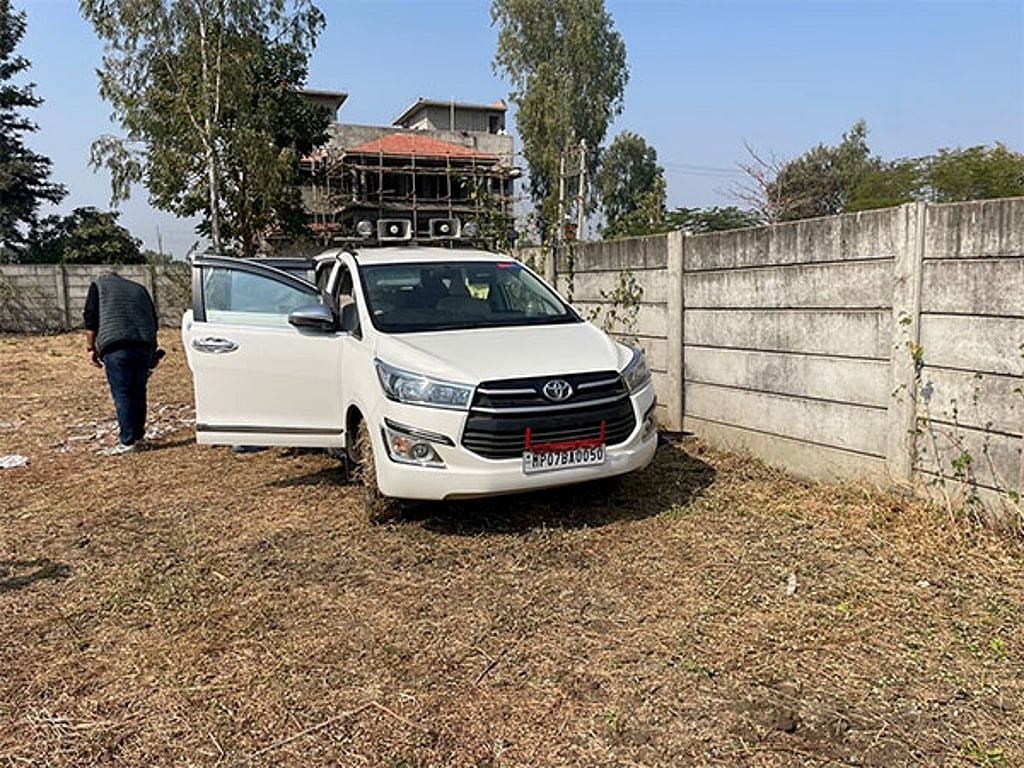 Phát hiện chiếc Toyota bỏ hoang chứa 52 kg vàng ròng trị giá 206 tỷ đồng và 30 tỷ tiền mặt, danh tính chủ nhân gây bất ngờ - Ảnh 1