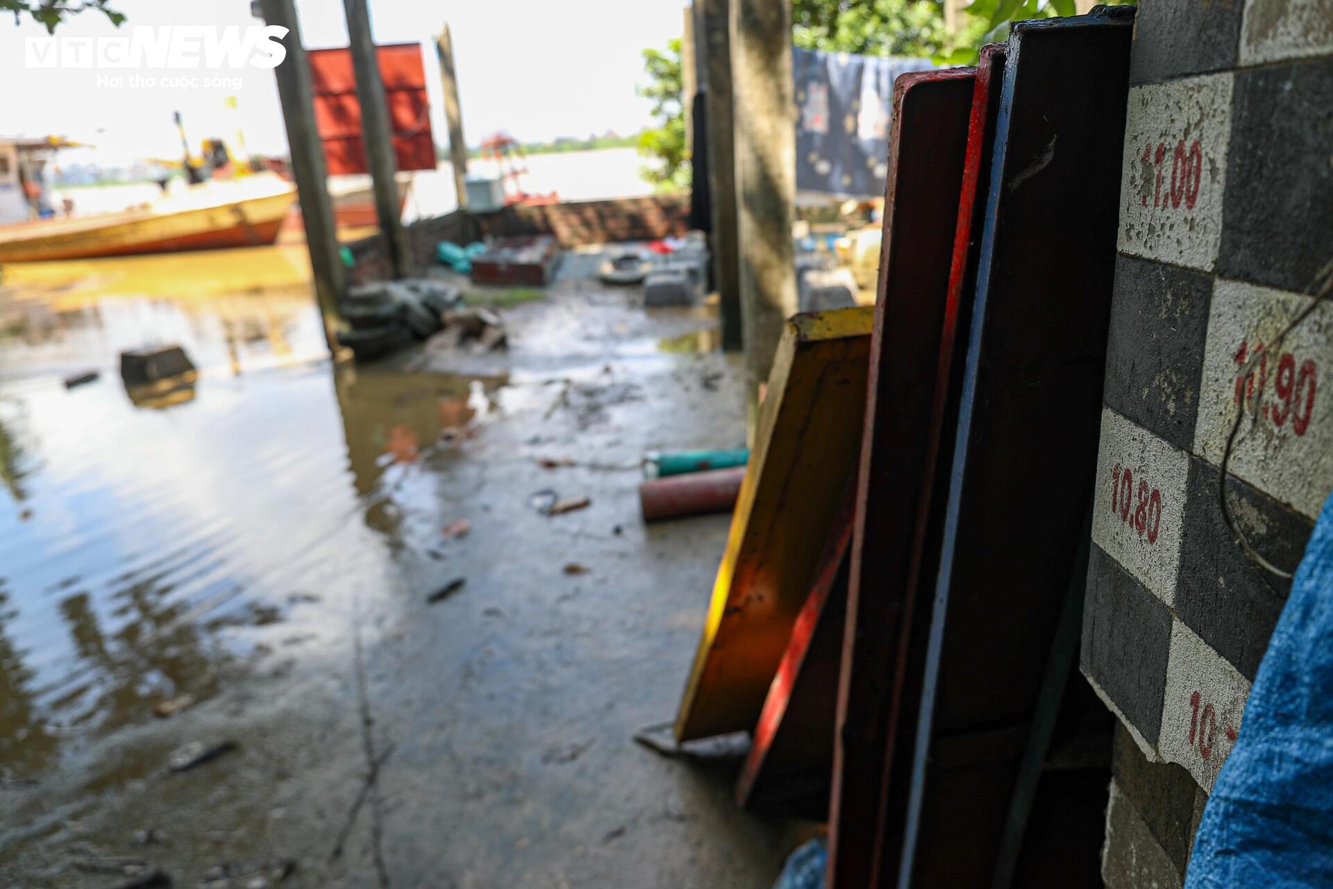 Sông Hồng dâng nước lớn, bủa vây khu dân cư ven bờ - Ảnh 4