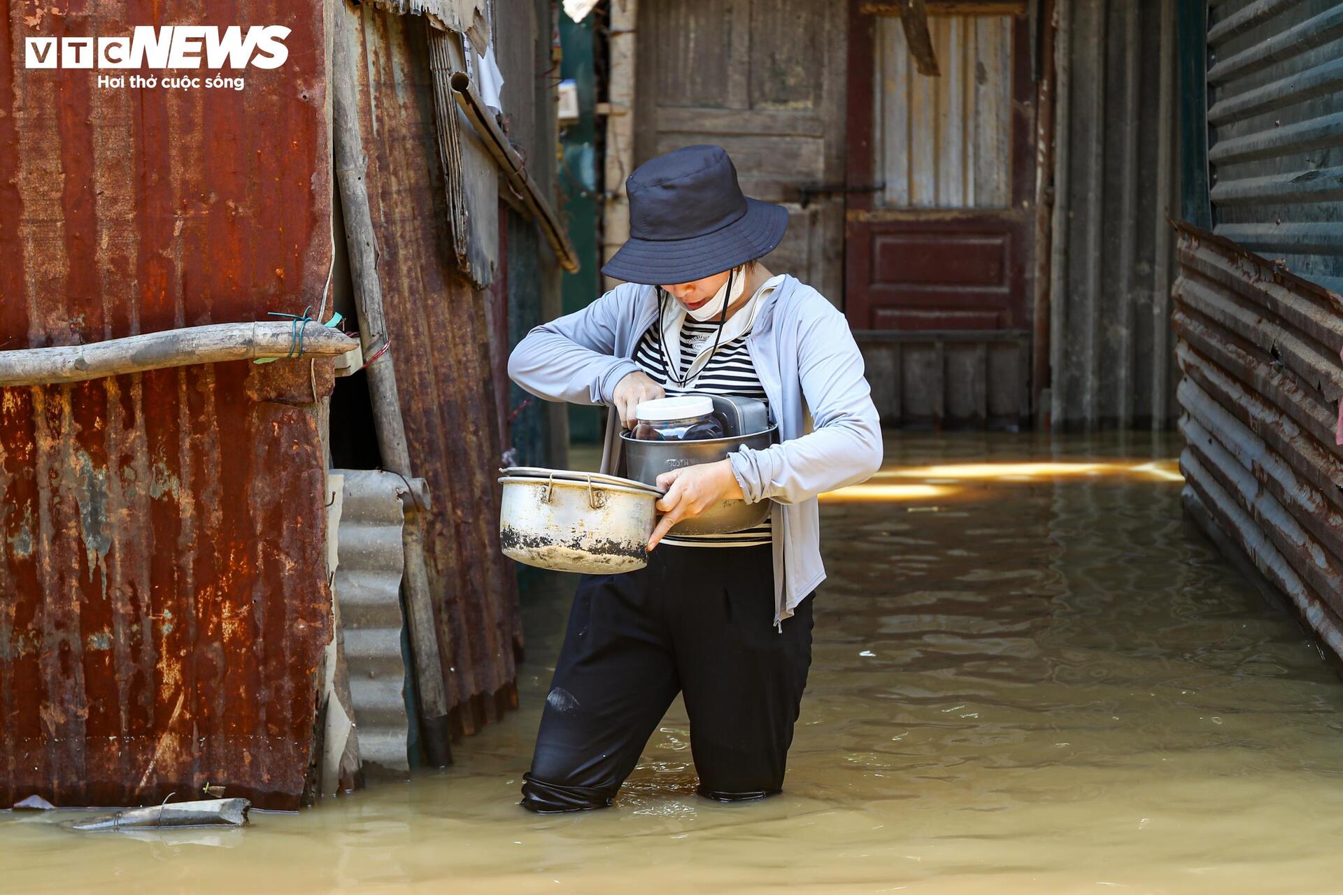 Sông Hồng dâng nước lớn, bủa vây khu dân cư ven bờ - Ảnh 9