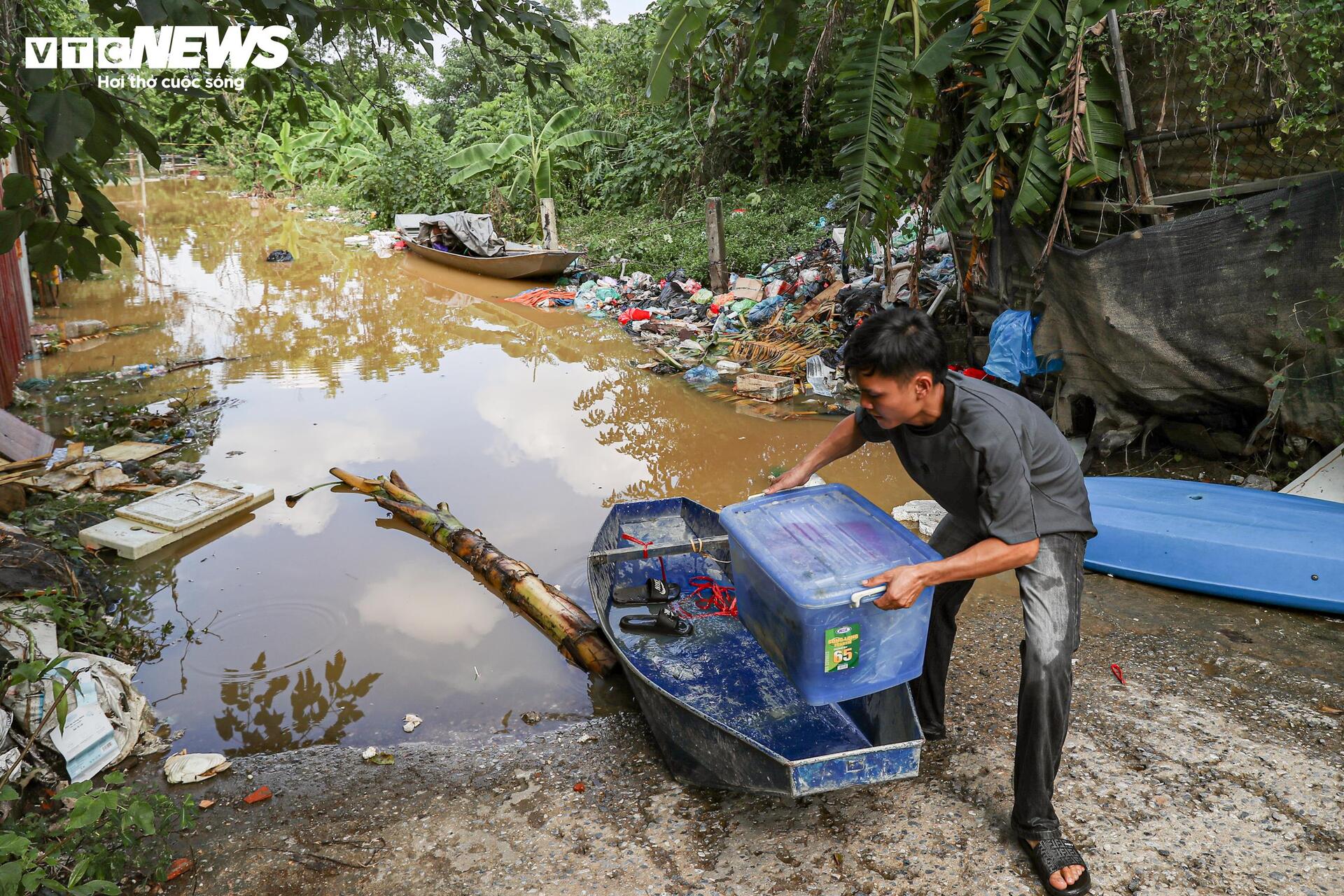 Sông Hồng dâng nước lớn, bủa vây khu dân cư ven bờ - Ảnh 18