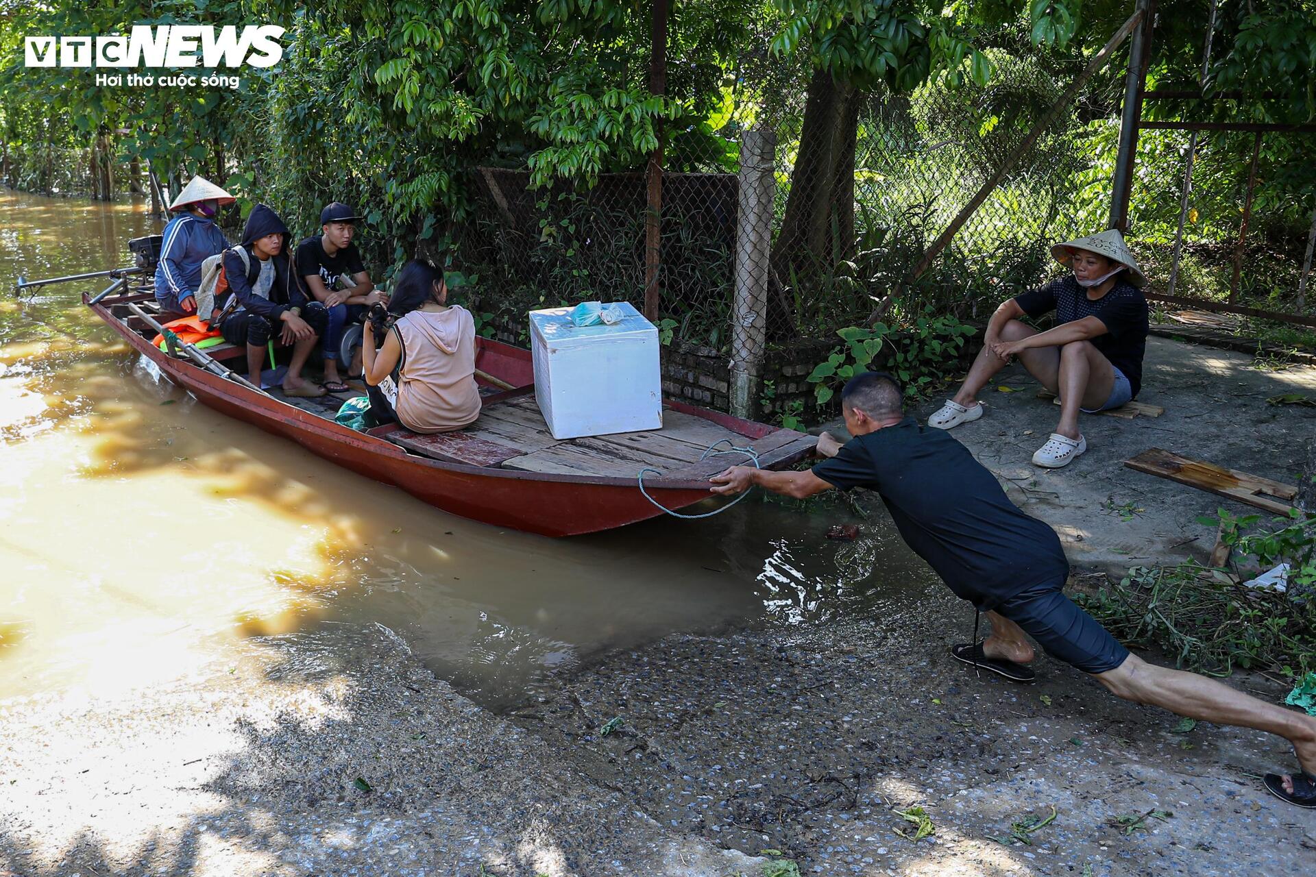 Sông Hồng dâng nước lớn, bủa vây khu dân cư ven bờ - Ảnh 21