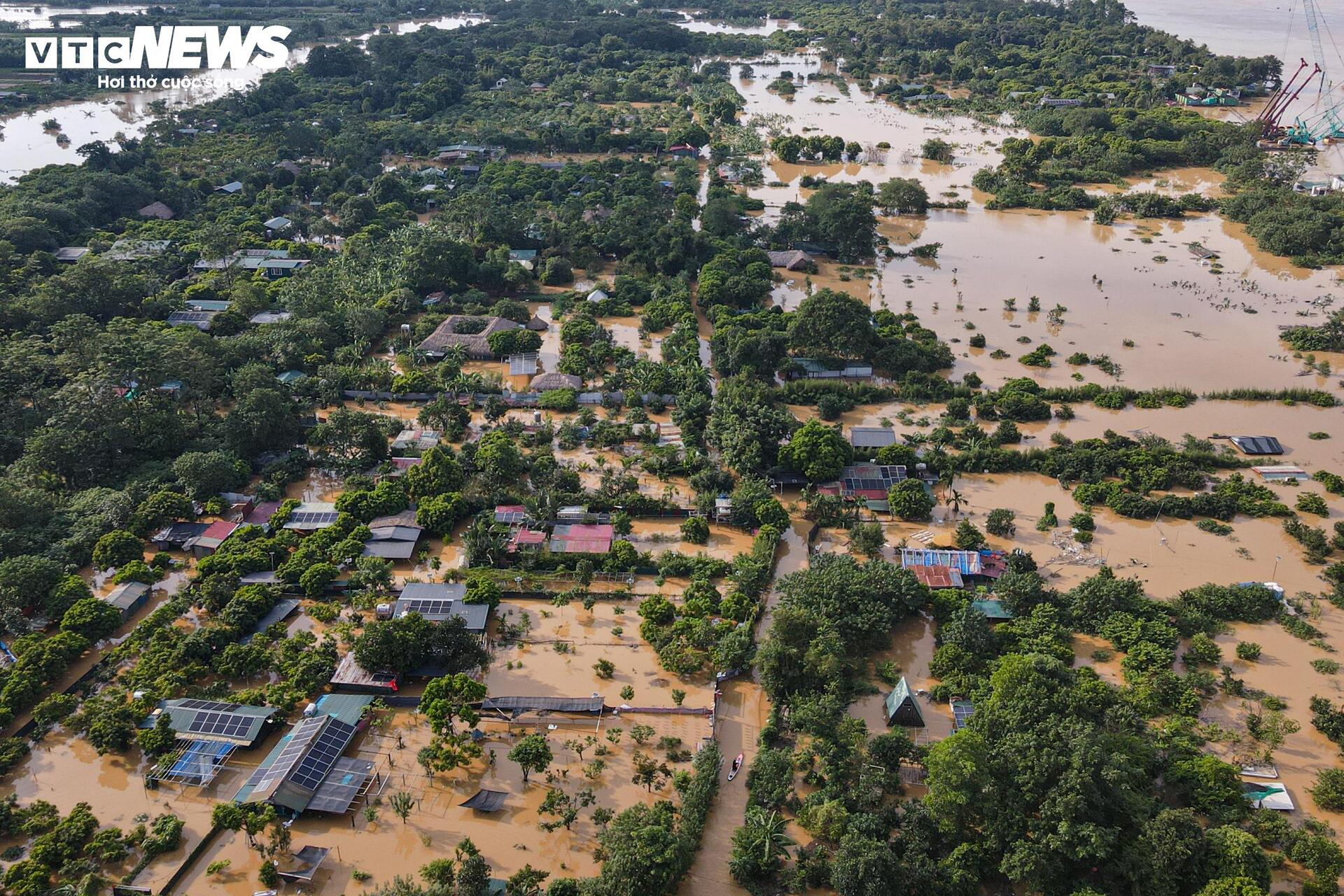 Sông Hồng dâng nước lớn, bủa vây khu dân cư ven bờ - Ảnh 1